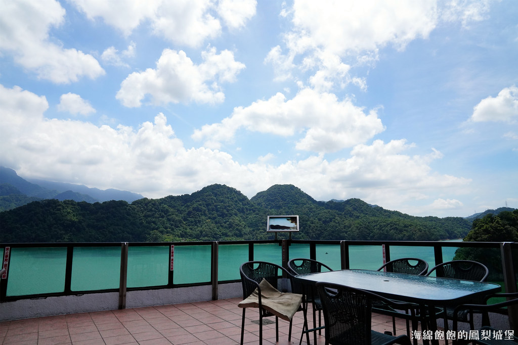 桃園石門水庫美食「大溪湖畔景觀咖啡廳」雙峰山景，菜單價錢MENU @海綿飽飽的鳳梨城堡