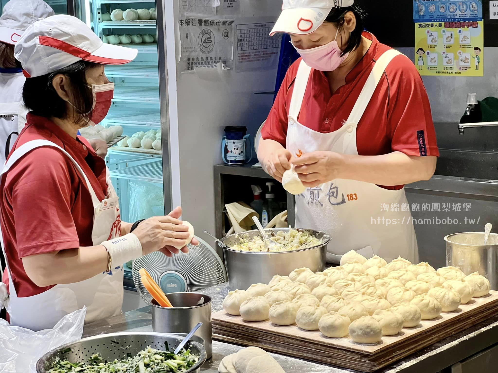 桃園龜山美食「老蔡水煎包(環球林口A8店)」鮮肉包、高麗菜包、韭菜包、菜單價位 @海綿飽飽的鳳梨城堡