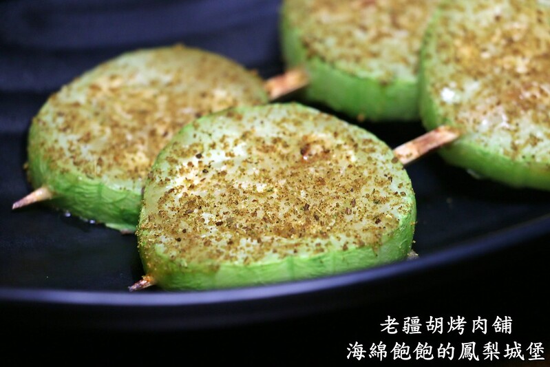 【台北|中山】老疆胡烤肉舖-伊通街超強平價串燒-東森新聞專題採訪報導-串燒/麻辣火鍋/復古電玩遊戲機/水果燒酒/烤鮟鱇魚/免費WIFI(捷運松江南京站) @海綿飽飽的鳳梨城堡