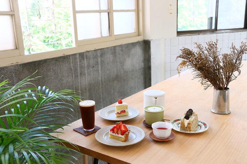 台北網美甜點『三層手作甜點』迪化街/大稻埕老宅文青咖啡廳，冬季限定草莓塔/草莓蛋糕，免費WIFI，菜單價位(捷運大橋頭站) @海綿飽飽的鳳梨城堡