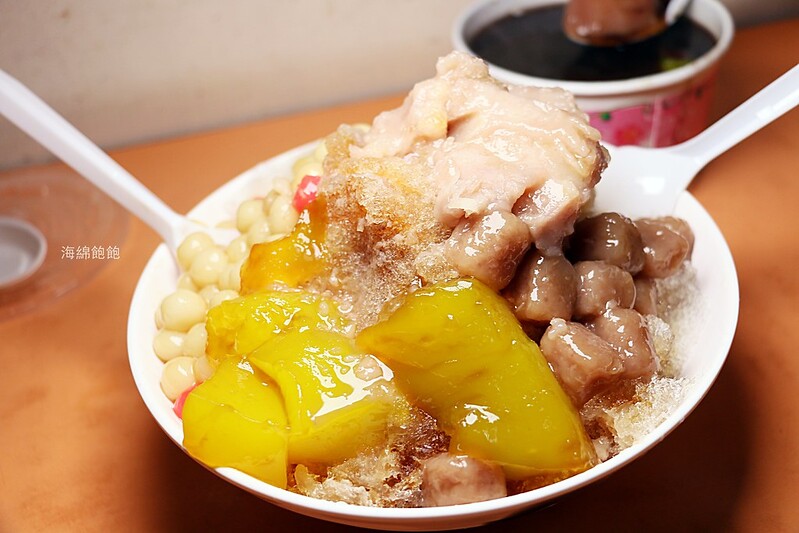 北投市場美食『陳家剉冰』高CP大碗公黑糖剉冰，多達30種配料，九份芋圓、紅豆湯、花生湯、燒仙草、豆花(捷運北投站) @海綿飽飽的鳳梨城堡