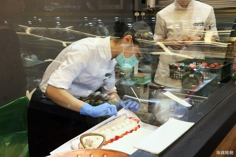 微風南山甜點『Kobe sweets café 神戶果實』草莓控必吃：草莓塔、草莓蛋糕、草莓生乳捲，菜單價位(捷運世貿/101/市政府站) @海綿飽飽的鳳梨城堡