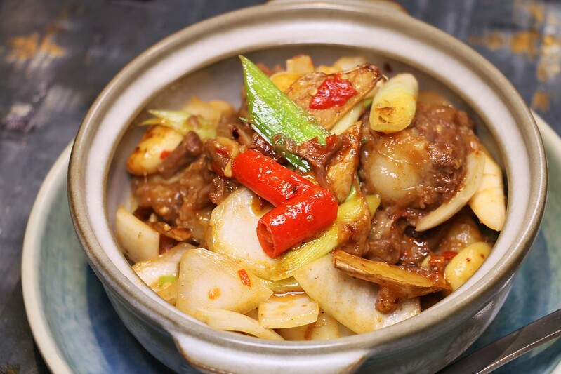 台北麻辣鍋/宵夜美食『老撈麻辣火鍋』胡椒豬肚雞鍋，牛尾鍋，生甜蝦，法式烤羊排，鹽烤松阪豬，商業午餐，菜單價位，老撈椒香辣醬(捷運南京復興站) @海綿飽飽的鳳梨城堡