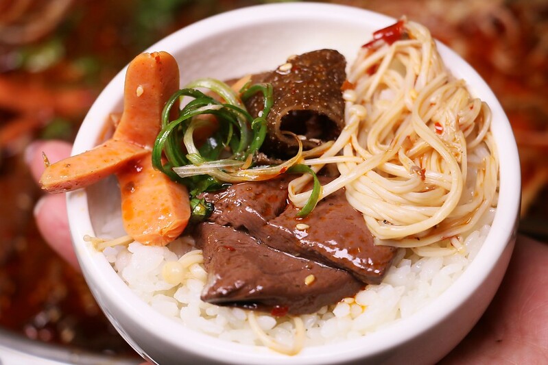 台北車站美食『瓦法奇朵(台北車站店)』超狂優惠！川菜買一送一，中華涼麵10元加價購，繽紛莓果爆漿蛋糕只要1元！菜單價位(捷運台北車站) @海綿飽飽的鳳梨城堡