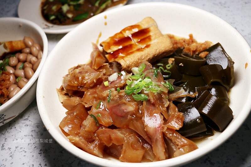 信義區美食『小凱悅南村小吃店』四四南村人氣眷村味，推薦滷味跟炒麵，菜單價位(捷運台北101世貿站) @海綿飽飽的鳳梨城堡