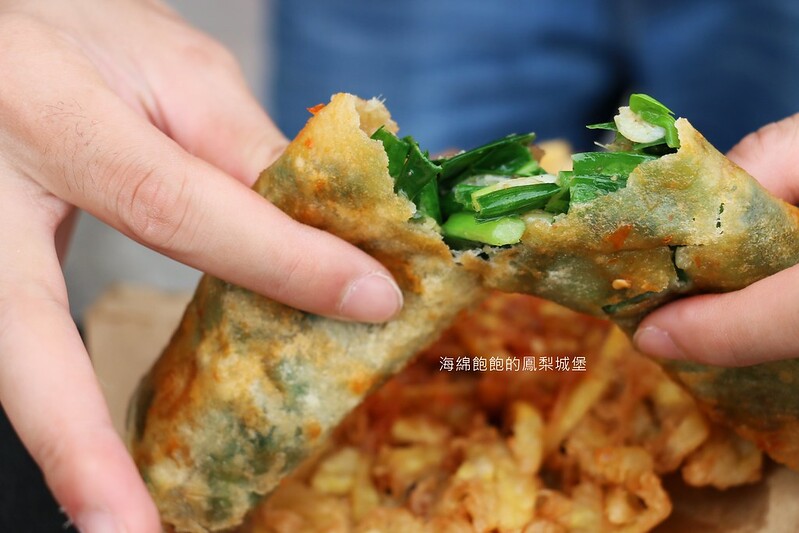 宜蘭超強銅板美食『春捲伯』來一份春捲+蝦餅當作下午茶吧，菜單價位，熱門排隊小吃推薦！ @海綿飽飽的鳳梨城堡