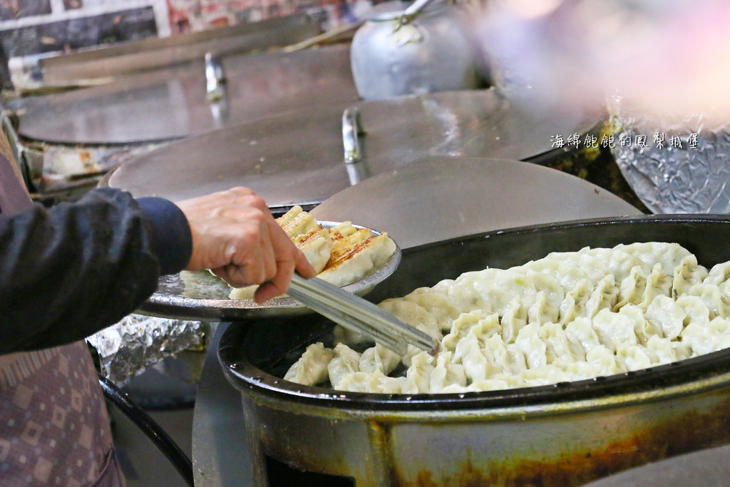 曾家鍋貼店｜基隆大尺寸黃金脆皮鍋貼，慶安宮旁超人氣排隊美食，菜單價位 @海綿飽飽的鳳梨城堡