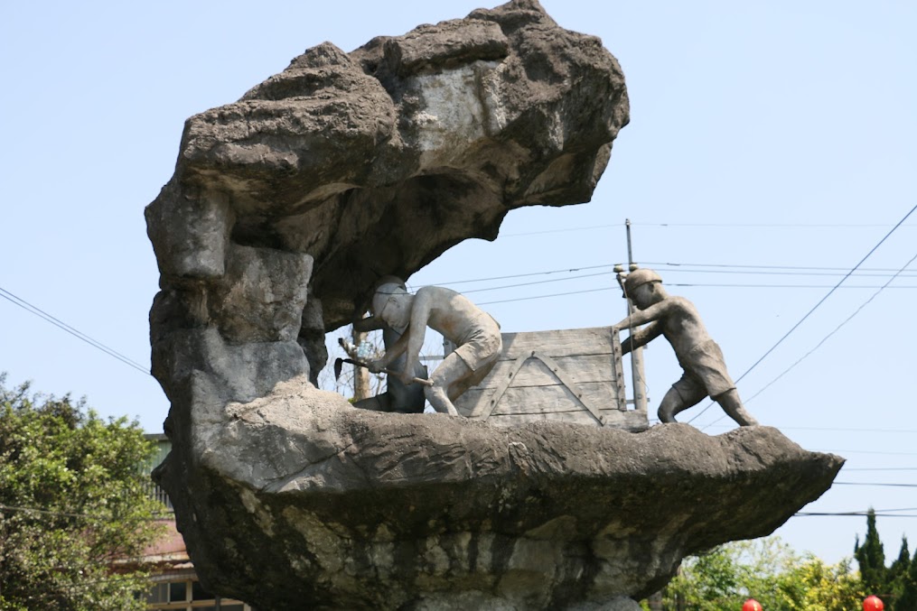 平溪十分菁桐老街一日遊｜北部旅遊景點推薦，IG網美打卡點、七色彩虹橋、平溪故事香腸、十分瀑布、慈母峰孝子山 @海綿飽飽的鳳梨城堡