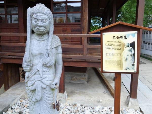 【花蓮|吉安】花蓮熱門旅遊景點-花蓮吉安慶修院-傳統日式佛堂-花蓮三級古蹟-手水舍-不動明王-慶修院佛堂-弘法大師-光明真言百萬遍石 @海綿飽飽的鳳梨城堡