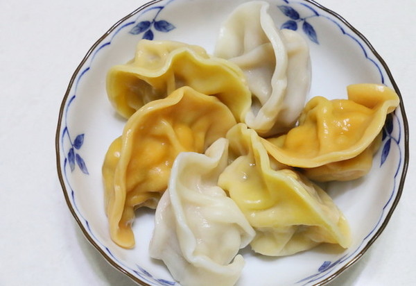 宅配。試吃～過年吃元寶～繽紛好餃色( 起司、高麗菜、玉米、洋蔥) @海綿飽飽的鳳梨城堡